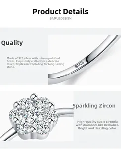 Vue macro d'une bague en argent S925 montrant un sertissage de fleurs en micro-zircon