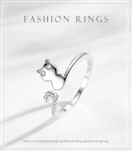 Detail des S925 Sterlingsilber Katzenrings mit Zirkonia-Inlay und verstellbarem Band