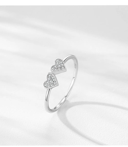 Vue détaillée de la bague en argent S925 avec double cœur et micro-pavage de zircons