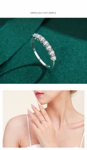 Primer plano de un anillo de plata de ley S925 con siete cristales brillantes de mujer