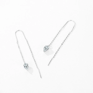 Boucles d'oreilles pendantes en argent 925 avec zircon cubique poire sur fond blanc