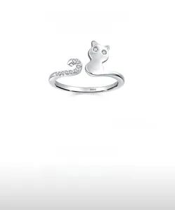 Nahaufnahme des Katzenrings aus S925 Sterlingsilber mit Zirkonia-Steinen besetzt