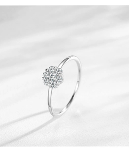 Vue latérale macro de la bague en argent S925 poli avec cristaux floraux micro-pavés