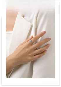 Nahaufnahme eines S925 Silber Katzenrings mit Zirkonia an der Hand einer Frau