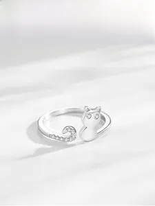 Detailaufnahme eines S925 Silber Katzenrings mit funkelnden weißen Steinen und Gravur
