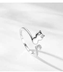 Makroaufnahme von Katzenring aus Silber mit Zirkon-Augen und glitzerndem Pavé-Schwanz