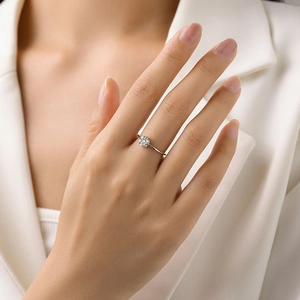 Bague fleur en argent sterling S925 avec cristaux pavés sur la main d'un modèle