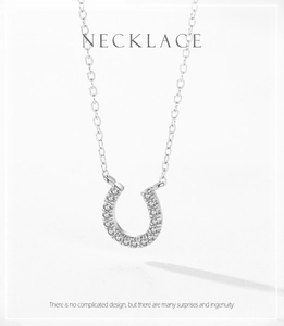 Détail du pendentif fer à cheval en argent S925 serti de zircons étincelants