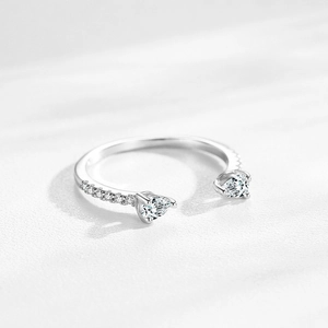 Eleganter S925 Silberring offen mit birnenförmigen Zirkonia-Steinen auf weißem Grund
