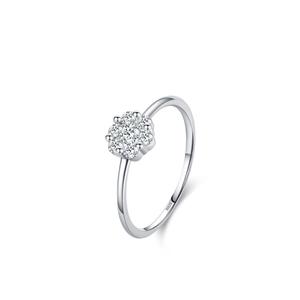 Bague fleur élégante en argent sterling S925 avec pavé de zircons sur fond blanc