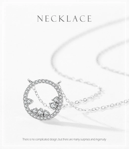 Vue macro d'un collier circulaire en argent avec motifs de vagues et zircons blancs