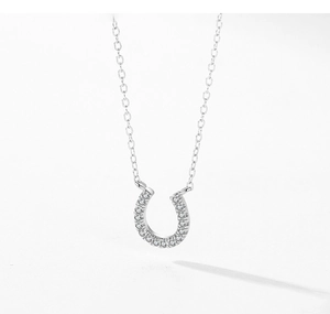 Gros plan du pendentif fer à cheval en argent S925 avec zircons sertis de cristaux
