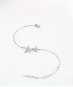 Gros plan du pendentif étoile de mer en argent S925 serti de oxydes de zirconium