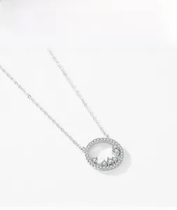 Gros plan d'un collier en argent S925 avec pendentif circulaire serti de zircons brillants