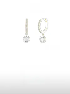 Détail macro des boucles d'oreilles créoles en argent S925 avec zircon émeraude