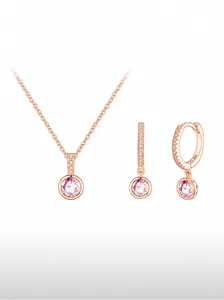Détail de parure collier et boucles d'oreilles S925 en or rose avec pierres roses et cristaux