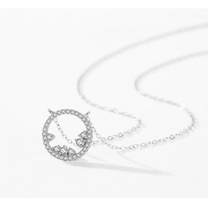 Vue macro du pendentif rond en argent S925 serti de zircons avec une fine chaîne en O