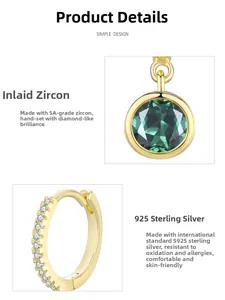 Détail de boucles d'oreilles en argent S925 doré avec zircons verts émeraude sertis