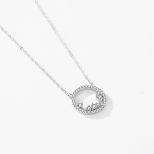 Collier en argent S925 avec pendentif circulaire en zircone étincelant sur fond blanc