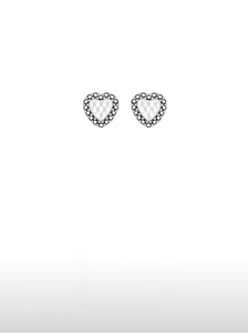 Détail des boucles d'oreilles cœur en argent S925 avec cristaux et texture matelassée