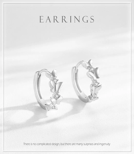 Détail des boucles d'oreilles papillon en argent S925 avec cristaux brillants