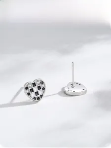 Boucles d'oreilles cœur en argent S925 avec motif damier émail noir et blanc et zircons