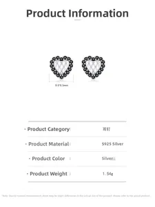 Vue détaillée des boucles d'oreilles cœur en argent S925 avec zircon noir et maille