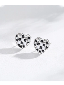 Gros plan de boucles d'oreilles cœur en argent S925 avec émail à motif de damier bicolore