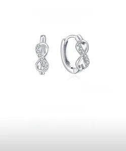 Makroaufnahme der S925 Sterling Silber Unendlichkeitsohrringe mit Zirkonia-Mikroverzierung