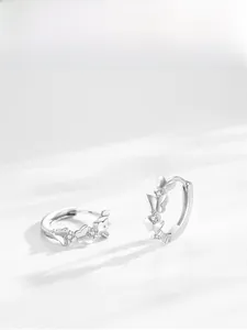 Détail des boucles d'oreilles créoles en argent S925 avec papillons et cristaux incrustés