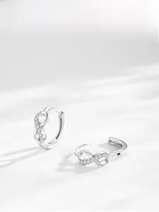 Makro-Detail von S925 Sterling Silber Unendlichkeitsohrringen mit Pavé-Zirkonia Steinen