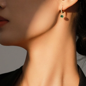 Élégantes créoles dorées avec zircons et pendentifs ronds en pierre verte pour femme