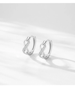 Nahaufnahme der S925 Sterling Silber Infinity Creolen mit feinem Zirkonia-Besatz für Damen
