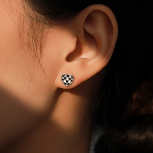 Boucles d'oreilles cœur en argent S925 avec motif en émail à damier noir et blanc