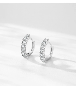 Vue détaillée des boucles d'oreilles huggie en argent S925 avec zircons cubiques pavés