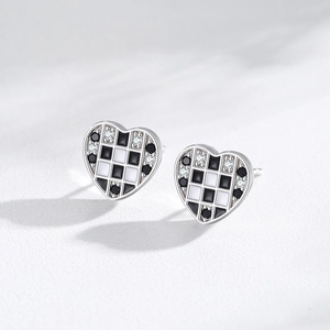 Boucles d'oreilles cœur en argent S925 avec émail en damier et pierres scintillantes