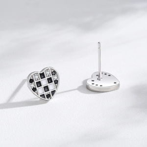 Boucles d'oreilles cœur en argent S925 avec émail damier noir et blanc et oxydes de zirconium