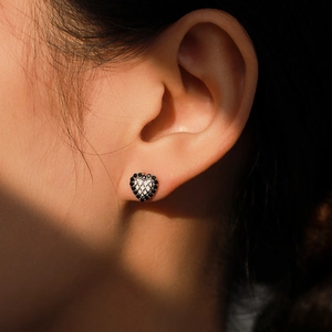 Boucles d'oreilles cœur en argent S925 avec motif matelassé noir et pierres de zircon
