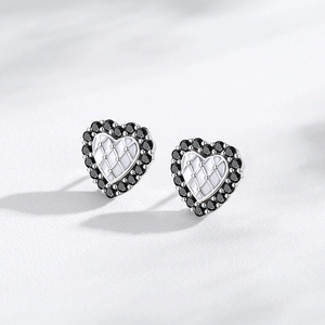 Boucles d'oreilles cœur en argent S925 avec zircon noir et motif matelassé blanc