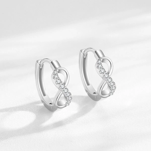 Funkelnde S925 Silber Unendlichkeitsohrringe mit Pavé-Zirkonia im eleganten Geschenkstil