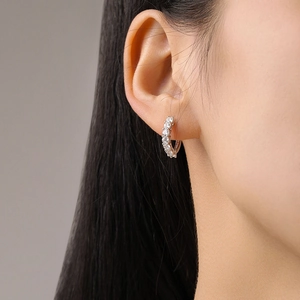 Boucles d'oreilles créoles en argent S925 avec zircons brillants portées par mannequin