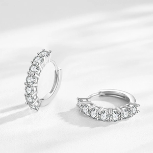 Boucles d'oreilles Huggie en argent sterling S925 avec sept oxydes de zirconium ronds