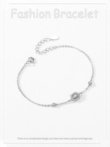 Detailansicht eines S925 Sterlingsilber-Armbands mit rechteckigem Stein in Pavé-Fassung