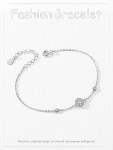 Gros plan d'un bracelet en argent S925 avec pavé de pierres circulaires et détails du fermoir