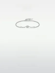 Detailansicht eines S925 Sterlingsilber-Armbands mit sechseckigen und runden Fassungen