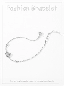 Dettaglio macro del bracciale a cuore in argento S925 con micro-cristalli e catena fine
