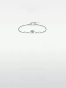 Détail du bracelet en argent S925 avec pavé rond de cristaux et chaîne réglable