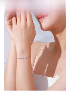 Détail d'un élégant bracelet en argent S925 avec diamants ronds sertis sur un poignet