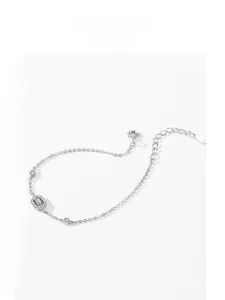 Makro-Detail des S925 Sterlingsilber-Armbands mit funkelnden CZ-Geometrie-Elementen