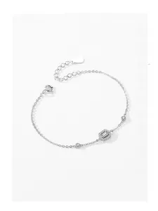Makroaufnahme des S925 Silberarmbands mit geometrischem Design und Mikro-Diamantbesatz